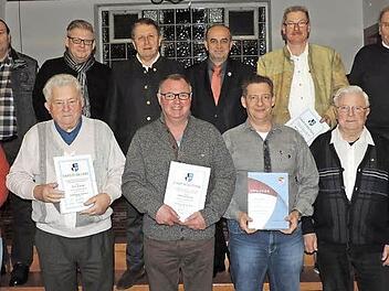 Unser Bild zeigt die Geehrten zusammen mit (hinten, von links) Stadtrat Benno Pieger, drittem Bürgermeister Frank Wilzok, Oberbürgermeister Henry Schramm, den Vertretern des NBMB Thomas Kolb und Heinrich Ramming sowie Dirigent Thomas Besand (links), Vorsitzendem Roland Jonak (rechts) und stellvertretendem Vorsitzenden Christoph Jonak (Zweiter von links). Foto: privat