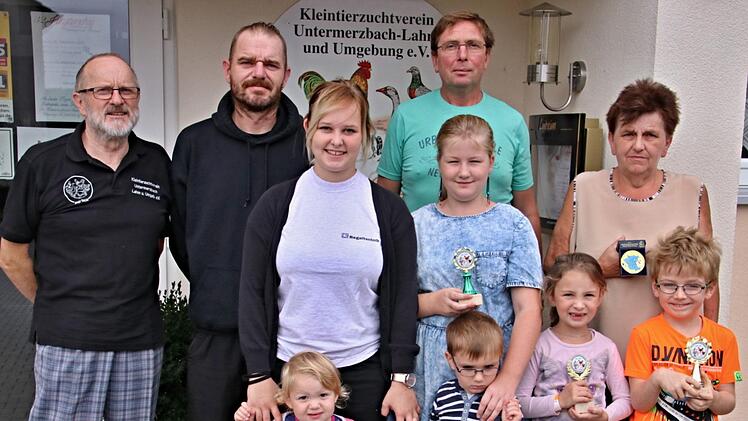 Siegerehrung bei der 32. Jungtierschau des Kleintierzuchtvereins Untermerzbach (hinten von links): Vorsitzenden Helmut Schmidt, Christian Schmidt, Marina Schmidt, Thomas Höhn, Tabea Trapper und Ellen Dwinger sowie vorne von rechts: Max Karl Reiser, Lioba Höhn und zwei künftige Züchter.  Fotos: Helmut Will