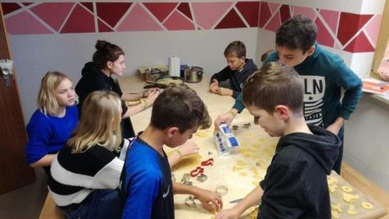 Plätzchenbacken kommt immer gut an.    Foto: privat