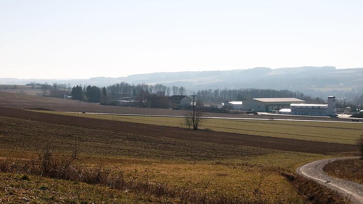Mit der derzeit landwirtschaftlich genutzten Fläche will der Stadtrat das jetzige Gewerbegebiet (im Hintergrund) bis zur Hainbergstraße (helle Linie Bildmitte) um 3,5 Hektar erweitern.Klaus Klaschka