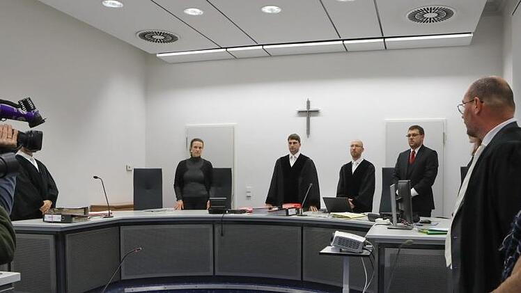 Bei der Eröffnung der Verhandlung: Markus Reznik (Mitte) steht einer Strafkammer vor - zusammen mit zwei Laienrichtern fällt der Richter ein Urteil.  Foto: Barbara Herbst