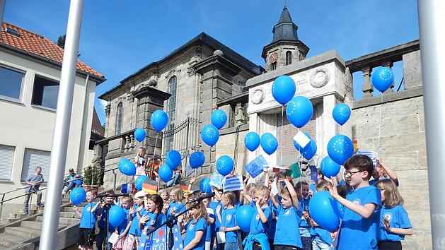 Die Kinder der Friedrich-von-Ellrodt-Schule ließen zum Auftakt der Europatage Luftballons steigen.  Foto: Horst Wunner
