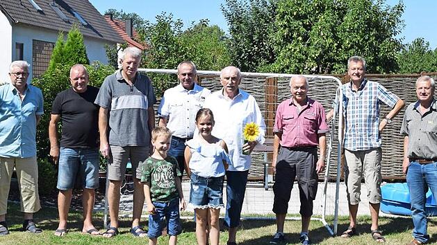 Werner Bornschlegel, im Bild mit seinen beiden Enkelkindern, freute sich, als er die Gl&uuml;ckw&uuml;nsche der Gemeinde Altenkunstadt, "seines" FC Altenkunstadt und vieler Mannschaftskameraden von fr&uuml;her erhielt. Foto: Dieter Radtziej