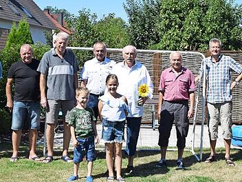 Werner Bornschlegel, im Bild mit seinen beiden Enkelkindern, freute sich, als er die Glückwünsche der Gemeinde Altenkunstadt, "seines" FC Altenkunstadt und vieler Mannschaftskameraden von früher erhielt. Foto: Dieter Radtziej