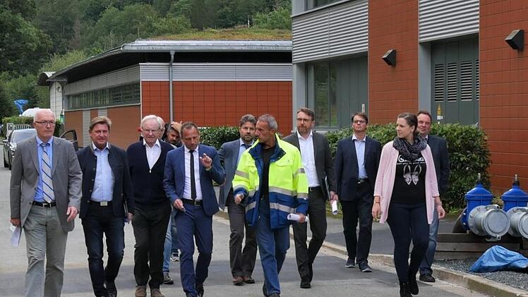 Der Staatsminister, die Vertreter vom Wasserwirtschaftsamt und der Fernwasserversorgung Oberfranken sowie die Bürgermeister aus der Umgebung besuchen die Ködeltalsperre. Foto: Sandra Hackenberg