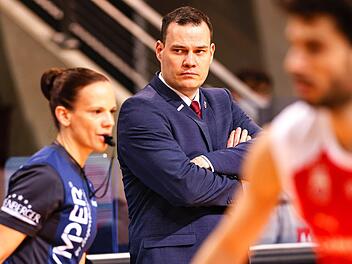 Bedrückte Miene bei Bambergs Cheftrainer Johan Roijakkers in LudwigsburgDaniel Löb