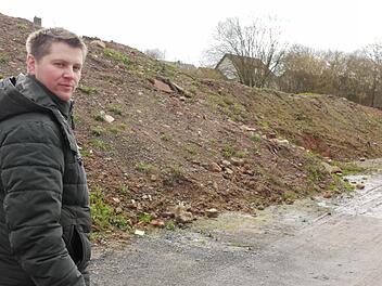 Das Areal rund um das frühere Bahnhofsgelände in Zeitlofs soll aufgewertet werden. Was dort entstehen wird, das können die Zeitlofser jetzt aktiv mitbestimmen. Beim Ortstermin berichtete Bürgermeister Matthias Hauke von den bisherigen Planungen. Foto: Rebecca Vogt