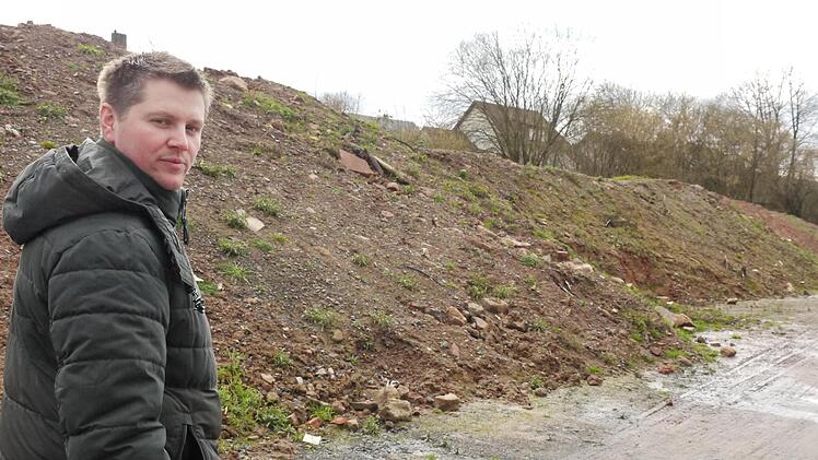 Das Areal rund um das frühere Bahnhofsgelände in Zeitlofs soll aufgewertet werden. Was dort entstehen wird, das können die Zeitlofser jetzt aktiv mitbestimmen. Beim Ortstermin berichtete Bürgermeister Matthias Hauke von den bisherigen Planungen. Foto: Rebecca Vogt