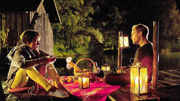 Nick (Matthias Koeberlin) versteht etwas von romantischer Stimmung. Und macht damit bei Lea (Julia Koschitz) Eindruck.