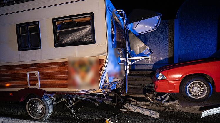 Kleintransporter kracht auf A9 im Kreis Hof in in Wohnmobil
