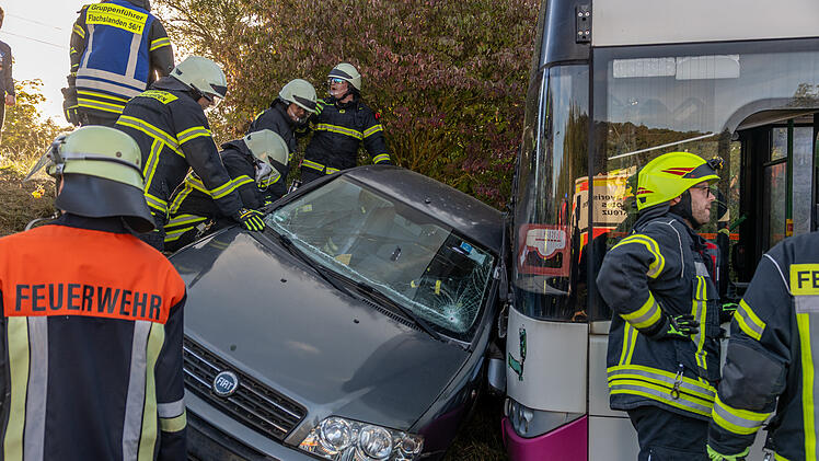 Schwerer Busunfall simuliert: Landkreis Ansbach startet in die bayerische Feuerwehraktionswoche