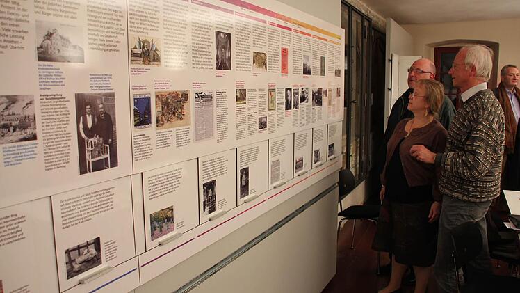 Hansfried Nickel (von rechts) zeigt der Rabbinerin der Israelitischen Kultusgemeinde Bamberg, Dr. Antje Yael Deusel, und  Herbert Becker die Zeittafel. Foto: Ralf Kestel