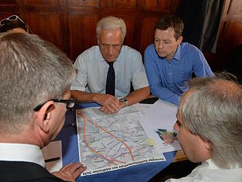 Bundesverkehrsminister Peter Ramsauer(l.) informiert sich in Bamberg über die Pläne für den Bahnausbau. Eingeladen wurde er von MdB Thomas Silberhorn (r.).  Foto: Ronald Rinklef