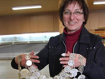 Eine schwere Pracht ist die Kette der Bezirksschützenköniging Adelheid Wich. Fotos: SonjaAdam