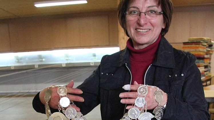 Eine schwere Pracht ist die Kette der Bezirksschützenköniging Adelheid Wich. Fotos: SonjaAdam