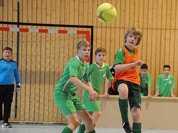 Mit Leidenschaft dabei: Unsere Spielszene stammt aus der U-13-Begegnung des SV Garitz (grüne Trikots) gegen den TSV Stangenroth. Foto: Hopf