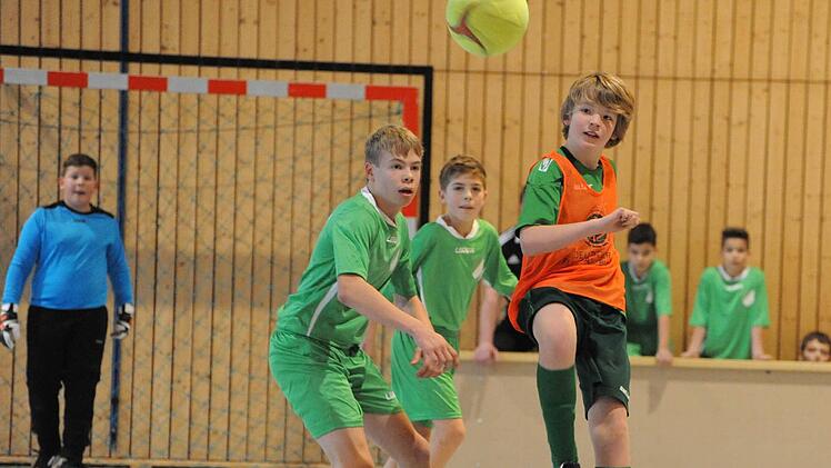 Mit Leidenschaft dabei: Unsere Spielszene stammt aus der U-13-Begegnung des SV Garitz (grüne Trikots) gegen den TSV Stangenroth. Foto: Hopf
