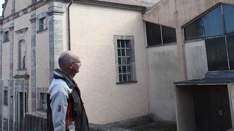 Nicht nur der Katzenbacher Kirchenpfleger Franz-Peter Jörg hofft, dass noch in diesem Jahr die Abbrucharbeiten beginnen können. Foto: Robert Huger