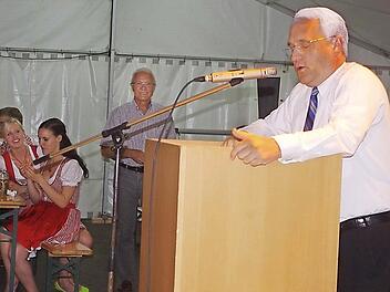 Seit fünf Jahren macht Martin Panzer als Edmund Stoiber bereits die Rednerpulte in den Faschingszelten unsicher. Am Freitag auch bei der Premiere des "Kronacher "Derbleck'n". "Üben muss ich den Stoiber nicht mehr. Der ist mir in Fleisch und Blut übergegangen", sagt er. Foto: Archiv
