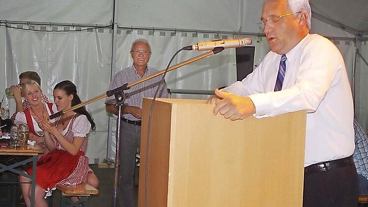 Seit fünf Jahren macht Martin Panzer als Edmund Stoiber bereits die Rednerpulte in den Faschingszelten unsicher. Am Freitag auch bei der Premiere des "Kronacher "Derbleck'n". "Üben muss ich den Stoiber nicht mehr. Der ist mir in Fleisch und Blut übergegangen", sagt er. Foto: Archiv
