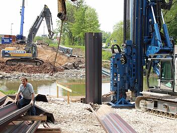 Der erste Spundwand-Element blieb auf felsigem Untergrund stecken. Jetzt muss vorgebohrt werden. Foto: Andreas Dorsch