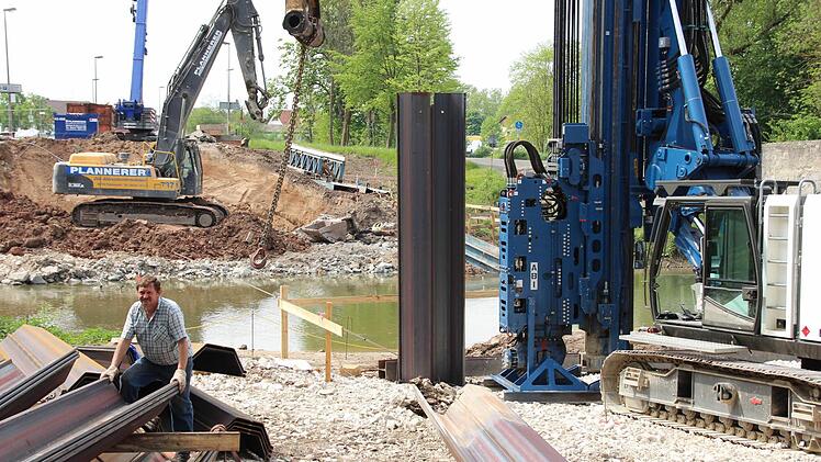 Der erste Spundwand-Element blieb auf felsigem Untergrund stecken. Jetzt muss vorgebohrt werden. Foto: Andreas Dorsch