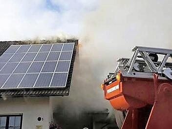 Dass der entstandene Schaden nicht noch höher ausfiel, lag unter anderem daran, dass die Feuerwehr ein Übergreifen der Flammen auf das nahestehende Wohnhaus gerade noch verhinderte.  Foto: Feuerwehr Pressig