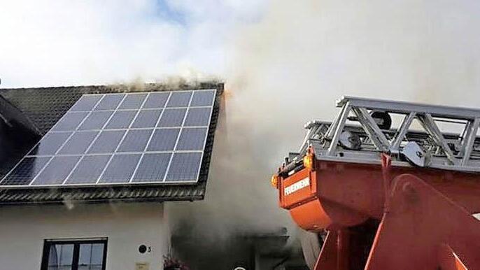 Dass der entstandene Schaden nicht noch höher ausfiel, lag unter anderem daran, dass die Feuerwehr ein Übergreifen der Flammen auf das nahestehende Wohnhaus gerade noch verhinderte.  Foto: Feuerwehr Pressig
