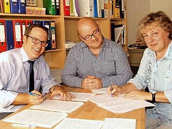 Der Vorsitzende des Kindergartenvereins, Michael Geiling, Pädagogischer Qualitätsbegleiter Mathias Tuffentsammer und Kita-Leiterin Irmhilde Sauer unterzeichnen den PQB-Vertrag. Foto: Günther Geiling