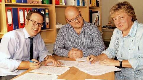 Der Vorsitzende des Kindergartenvereins, Michael Geiling, Pädagogischer Qualitätsbegleiter Mathias Tuffentsammer und Kita-Leiterin Irmhilde Sauer unterzeichnen den PQB-Vertrag. Foto: Günther Geiling