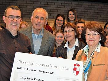 Einen Spendenscheck in Höhe von 1500 Euro nahm Kirchenmusikdirektor Jörg Wöltche (links) im Beisein von Pfarrerin Christel Mebert (Zweite von rechts) vom Hilfswerk Sankt Fortunat entgegen, vertreten durch dessen Vorsitzende Marie-Luise Biedermann (rechts) und Schatzmeister Jürgen Häfner.  Foto: Sigismund von Dobschütz