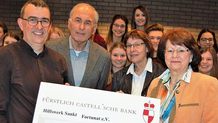 Einen Spendenscheck in Höhe von 1500 Euro nahm Kirchenmusikdirektor Jörg Wöltche (links) im Beisein von Pfarrerin Christel Mebert (Zweite von rechts) vom Hilfswerk Sankt Fortunat entgegen, vertreten durch dessen Vorsitzende Marie-Luise Biedermann (rechts) und Schatzmeister Jürgen Häfner.  Foto: Sigismund von Dobschütz