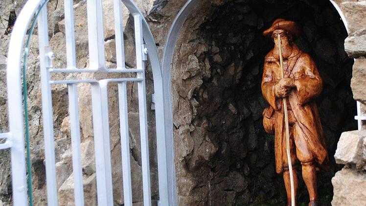 Die wieder freigelegte Steinwand mit Wendelinus-Statue. Foto: Evelyn Schneider