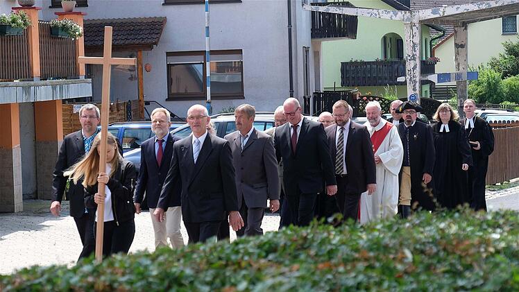 Kirchenparade zum feierlichen Einführungs-Gottesdienst in Waizenbach. Foto: Gerd Schaar