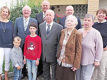 Wilhelm und Pauline Hannweber feierten eiserne Hochzeit. Mit im Bild der weitere Stellvertreter des Landrats, Bernd Steger, 2. Bürgermeister Siegfried Weißerth sowie Familienmitglieder.  Foto: Gerd Fleischmann