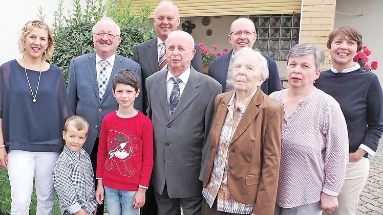 Wilhelm und Pauline Hannweber feierten eiserne Hochzeit. Mit im Bild der weitere Stellvertreter des Landrats, Bernd Steger, 2. Bürgermeister Siegfried Weißerth sowie Familienmitglieder.  Foto: Gerd Fleischmann