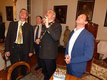 Der FW-Landtagsabgeordnete Florian Streibl (links, Sohn des früheren bayerischen  Ministerpräsidenten Max Streibl) staunt im Fürstensaal des Pfarrhauses. Foto: Thomas Weichert