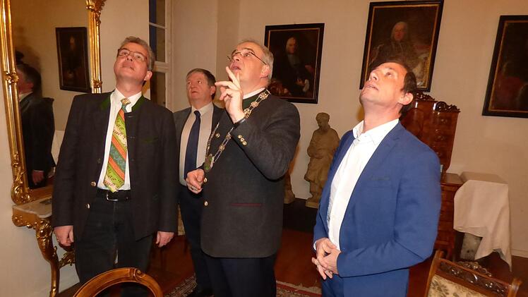 Der FW-Landtagsabgeordnete Florian Streibl (links, Sohn des früheren bayerischen  Ministerpräsidenten Max Streibl) staunt im Fürstensaal des Pfarrhauses. Foto: Thomas Weichert
