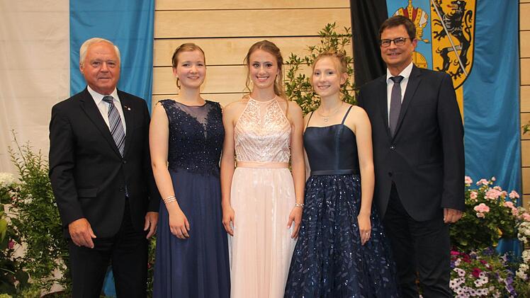 Sie sind die Schulbesten am  Gymnasium (von links): Pia Wittman aus Marktgraitz, Ricarda Schmitt und  Annika Vogler (beide Altenkunstadt).. Mit ihnen freuten sich Schulleiter  Thomas Meier (rechts) und stellvertretender Landrat Helmut Fischer (links).  Foto: Stephan Stöckel