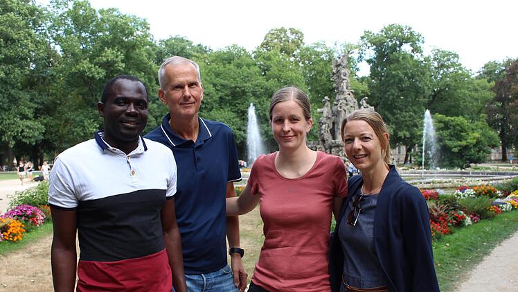 Michaela Schraudt (Zweite von rechts) arbeitet bei der Uni Erlangen. Ihr Mann Tadeo (links) macht derzeit eine Ausbildung. Das Foto entstand im Schlossgarten Erlangen mit Gabor Ronay (Zweiter von links) und Jeanine Ronay (rechts).  Foto: Evi Seeger