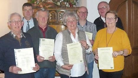 Bei den Ehrungen der Kreisverkehrswacht (von links): Georg Lauer, Hartmut Demele, Mate More, Ingrid Kummerer, J&uuml;rgen Koch, Gerhard Kummerer und Ursl More Foto: privat