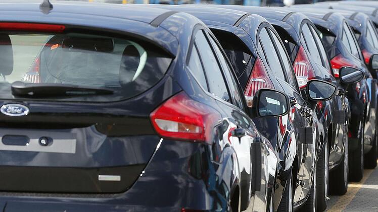Wohin man auch schaut, sieht man nur noch schwarze, graue oder weiße Autos. Symbolfoto: F. Augstein, dpa