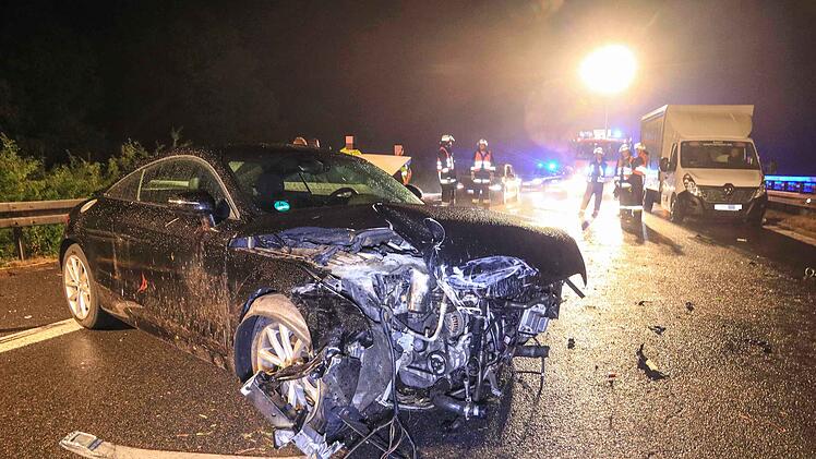 Aquaplaning-Unfall auf der A73: Audi gerät bei Starkregen ins Schleudern