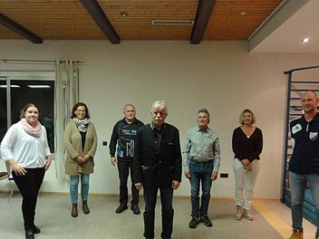 "Vize" Claudia Wehner (links) und Vorsitzender Christoph Schäfer (rechts) gratulierten den Geehrten: (von links)  Margit Wolf (40 Jahre Mitglied), Thomas Emmerth (50), Elmar Kröckel (60), Egon Hartmann (50), und Christiane Palluch (40 Jahre). Foto Wolfgang Wimmel