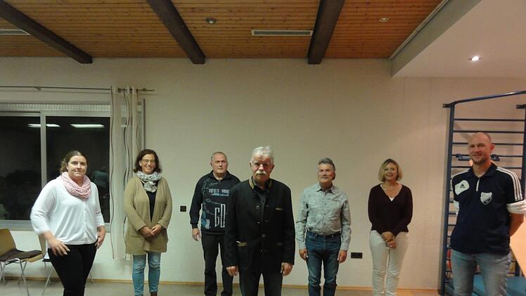 "Vize" Claudia Wehner (links) und Vorsitzender Christoph Schäfer (rechts) gratulierten den Geehrten: (von links)  Margit Wolf (40 Jahre Mitglied), Thomas Emmerth (50), Elmar Kröckel (60), Egon Hartmann (50), und Christiane Palluch (40 Jahre). Foto Wolfgang Wimmel