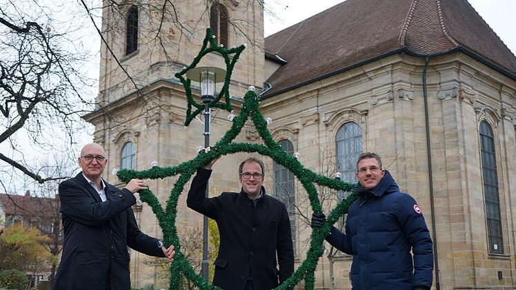 Erlangen: Neue Weihnachtsbeleuchtung am Bohlenplatz (v.l.n.r., Wirtschaftsreferent Konrad Beugel, Oberbürgermeister Dr. Florian Janik, City-Manager Christian Frank)