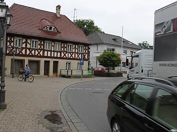 Eng wird es in der Michelauer Ortsdurchfahrt schon beim Begegnungsverkehr zwischen Lkw und Pkw. Kommen sich zwei Laster entgegen, sind vorausschauendes Fahren und Rücksichtnahme gefragt. Foto: Ramona Popp