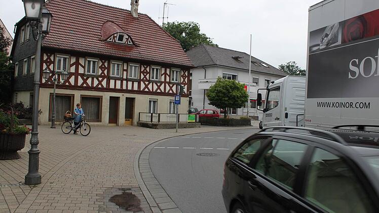 Eng wird es in der Michelauer Ortsdurchfahrt schon beim Begegnungsverkehr zwischen Lkw und Pkw. Kommen sich zwei Laster entgegen, sind vorausschauendes Fahren und Rücksichtnahme gefragt. Foto: Ramona Popp