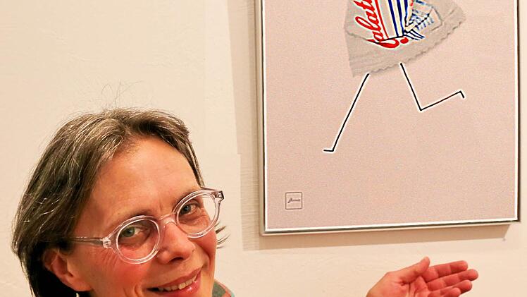 Mit Papierresten aus Island, Venedig und Münnerstadt: Mia Hochrein hat kleine Kunstwerke geschaffen, die jetzt im Altstadtcafé ausgestellt werden.  Foto: Dieter Britz