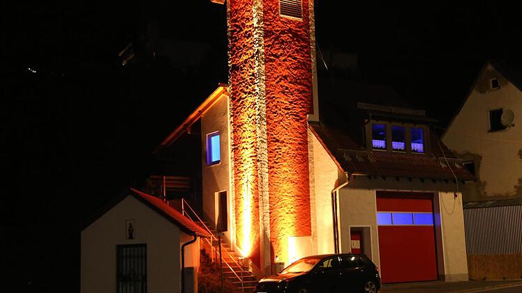 Das stimmungsvoll beleuchtete FFW-Haus Foto: Franz Galster